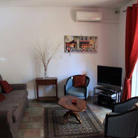 Appartement Avec Patio Et Garage Centre Ville Et Plage Санари-сюр-Мер Екстериор снимка