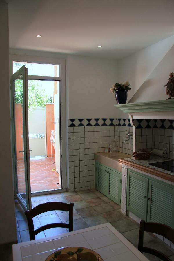 Appartement Avec Patio Et Garage Centre Ville Et Plage Санари-сюр-Мер Екстериор снимка
