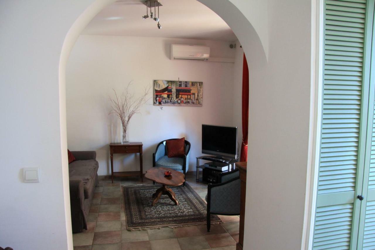 Appartement Avec Patio Et Garage Centre Ville Et Plage Санари-сюр-Мер Екстериор снимка