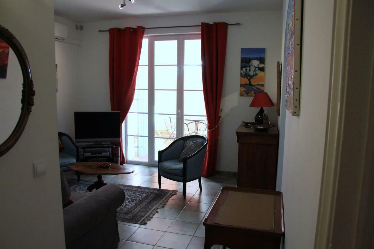 Appartement Avec Patio Et Garage Centre Ville Et Plage Санари-сюр-Мер Екстериор снимка